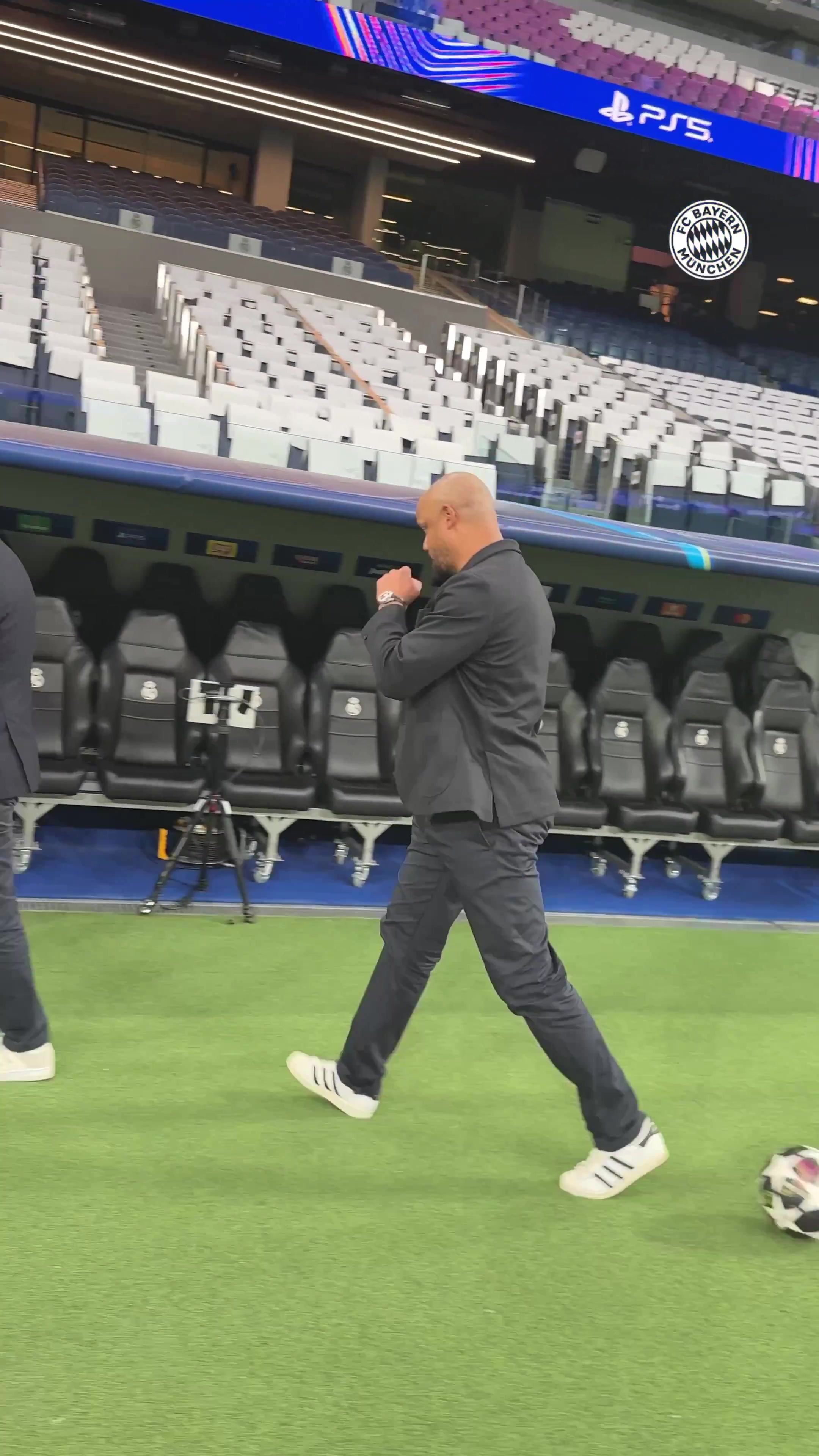 踩场伯纳乌时玩球！拜仁官方：孔帕尼热爱足球⚽️❤️