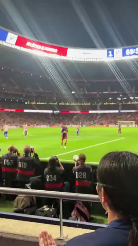 【视频】太逗了佩德里把场边摄影师的光头误认为足球，全网笑翻！