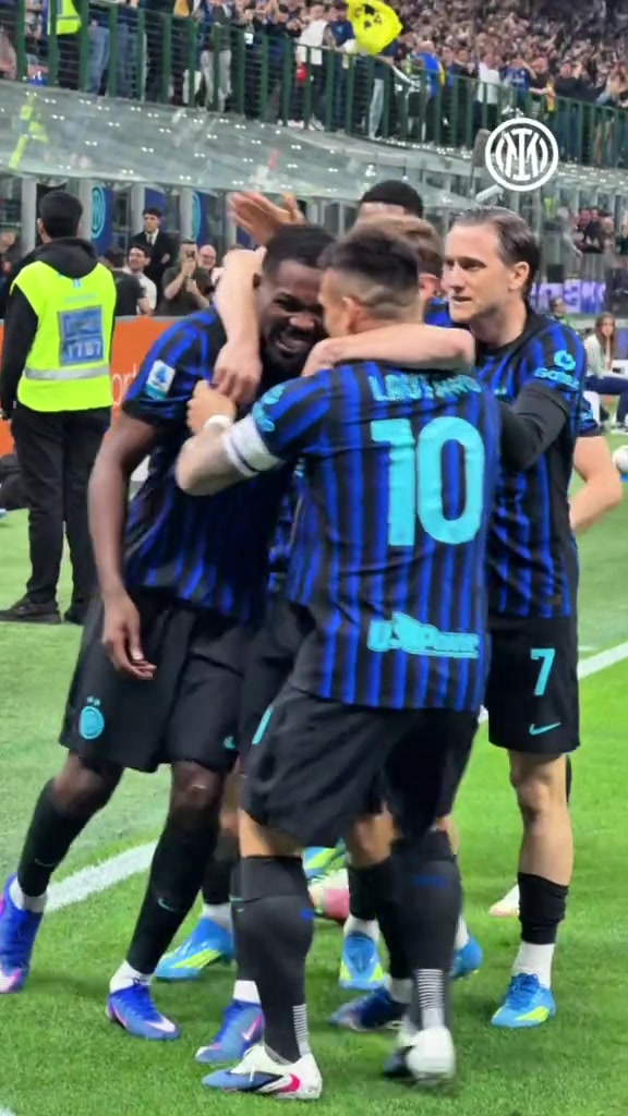 [国际米兰]重新注入激情！实拍：劳塔罗率领蓝黑众将进行夺冠最