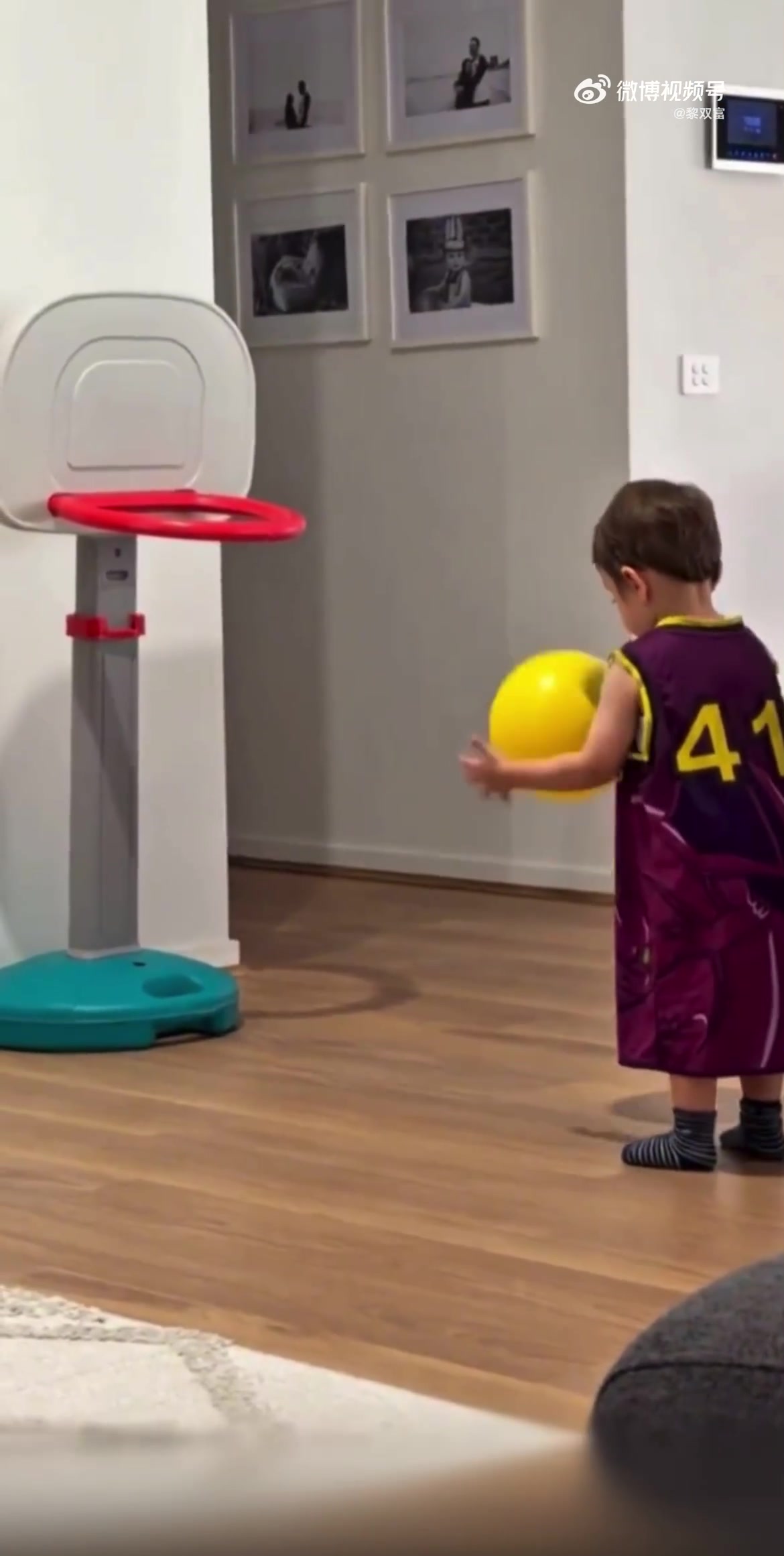 【视频】20后球迷的真实写照！妈妈：科比加油！儿子：我是库里