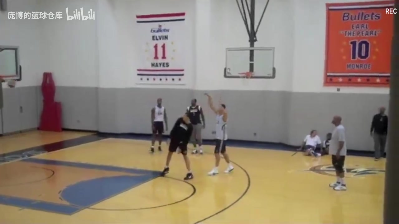 [精彩瞬间]动态天赋确实超标啊！易建联奇才时期和队友的单挑训