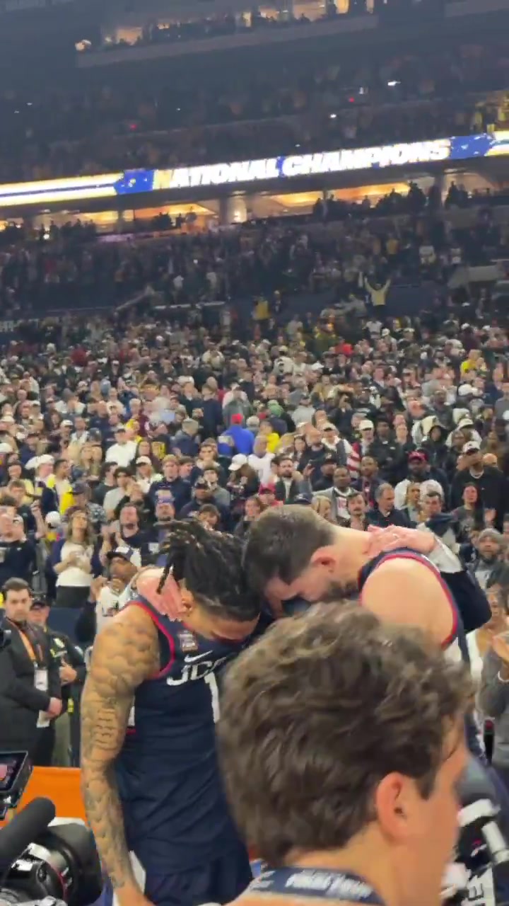 【推荐】冲击四年3冠失败！康大主帅丹·赫尔利赛后拥抱两位爱徒