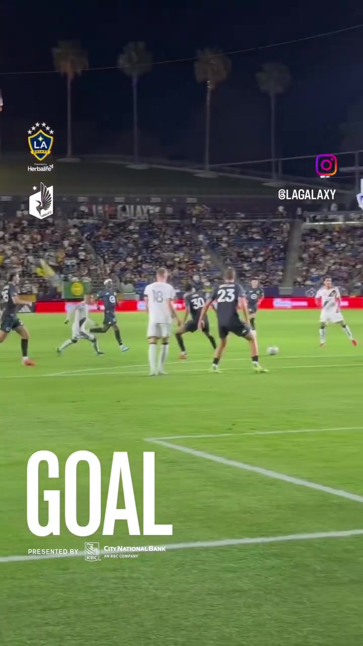 【体育头条】啃老！现场直拍：罗伊斯美职联的补射破门！