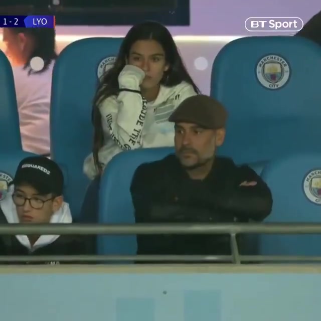 [曼城]瓜迪奥拉看台化身谢尔比，头上的女儿一脸生无可恋