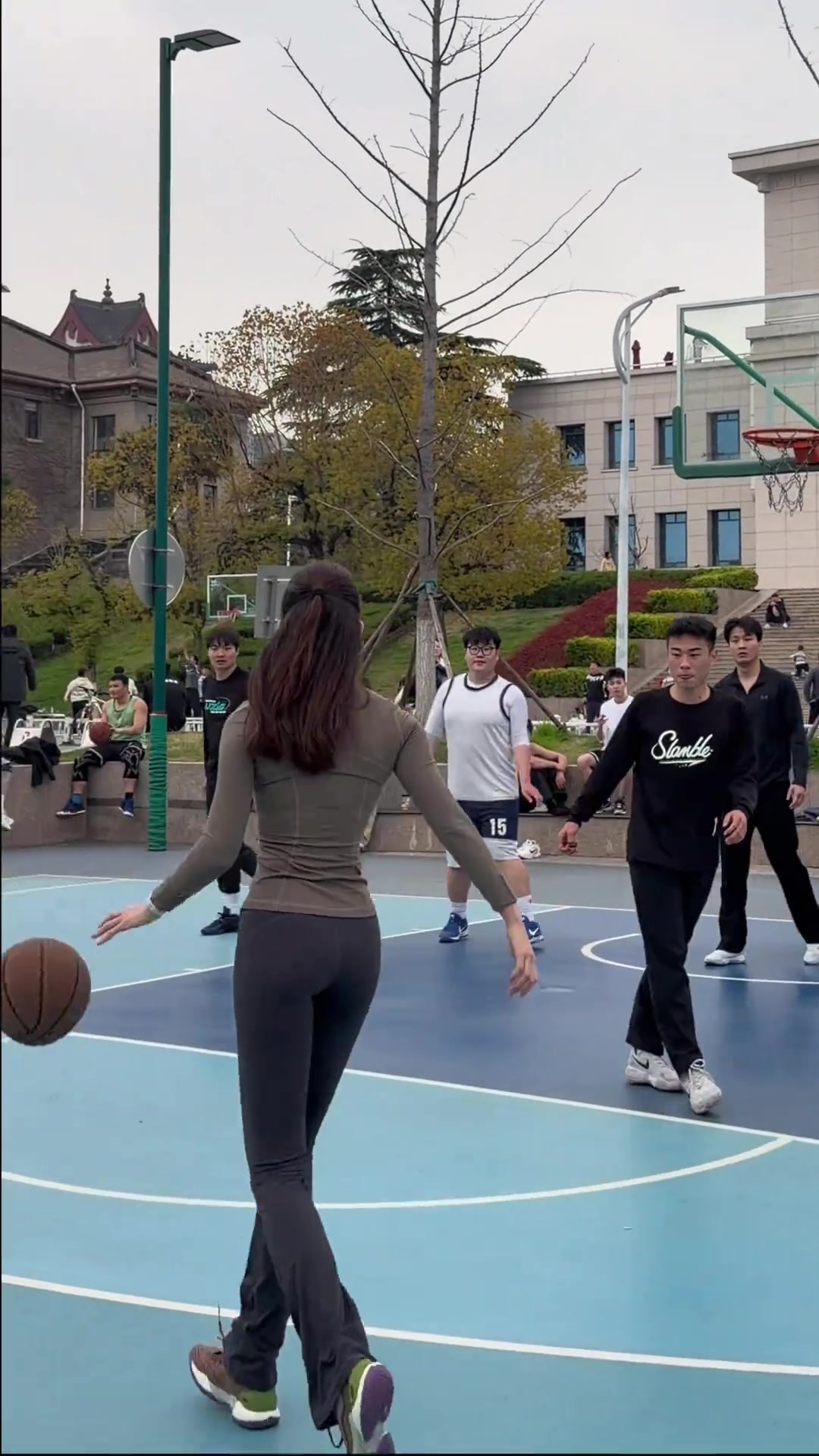 [你怎么看？]兄弟，打篮球的女生和熊猫一样稀有！