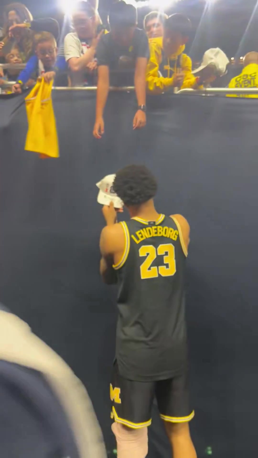 【体育头条】今年前十行情！伦德伯格拿下NCAA冠军，给球迷热