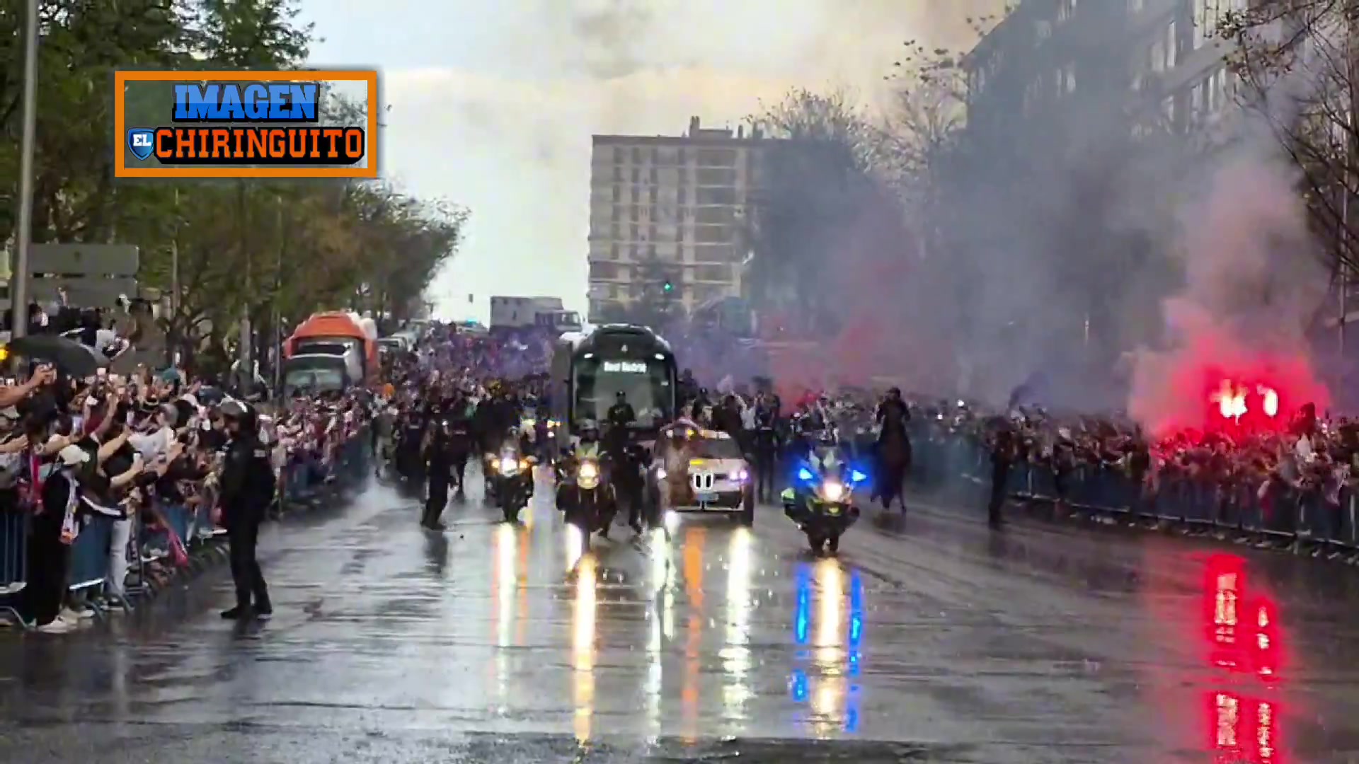 皇马大巴在球迷的簇拥中前往伯纳乌，一名裸男从大巴前跑过