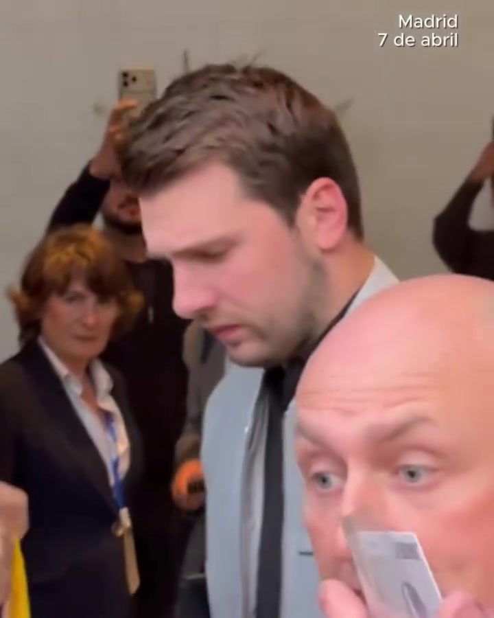 【最新影像集】康复进展顺利？东契奇在西班⬆️牙为球迷签名，走