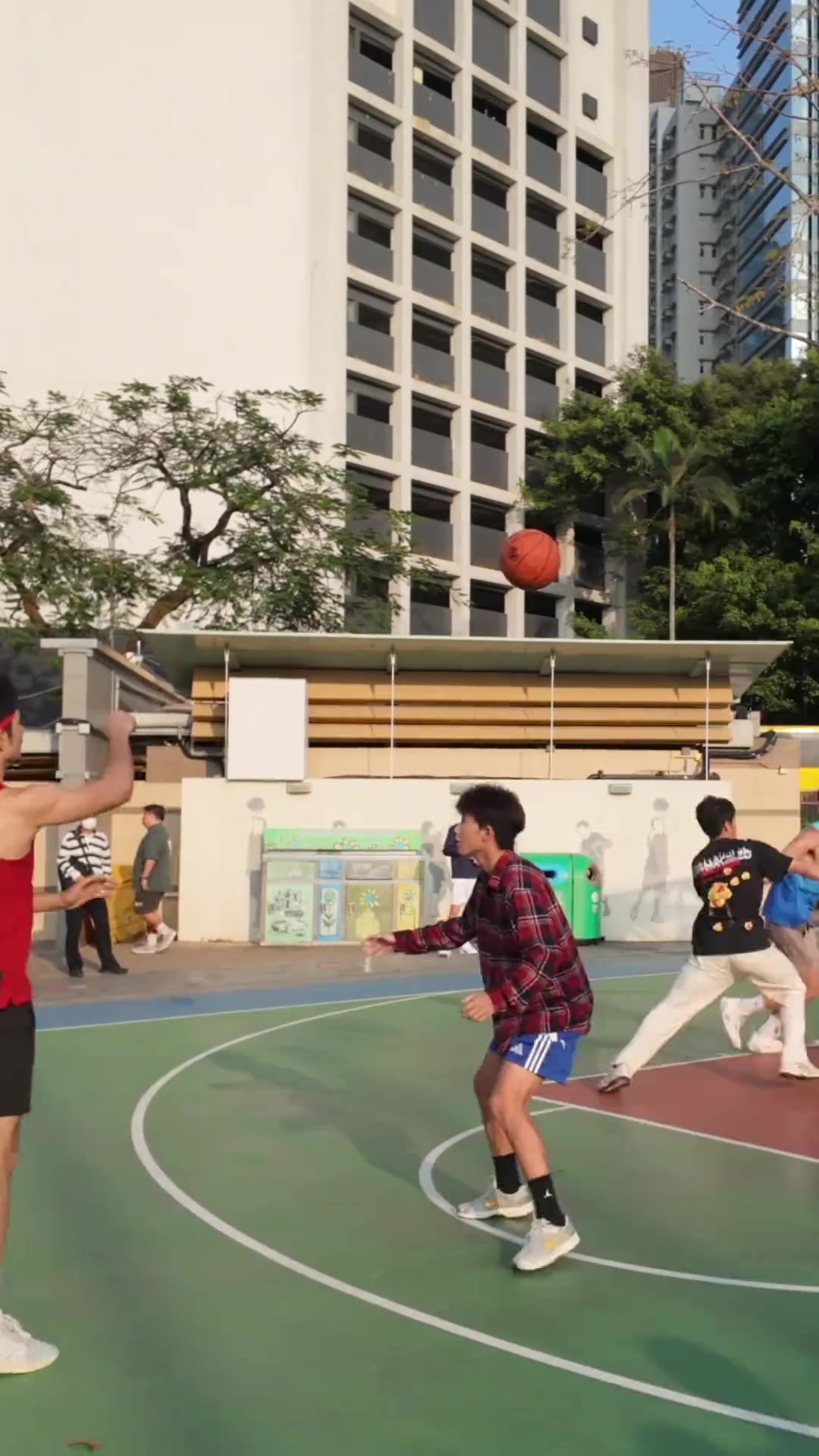 【精选攻防】水平不得了！球友晒⚾视频：和我妈打球 她70多岁