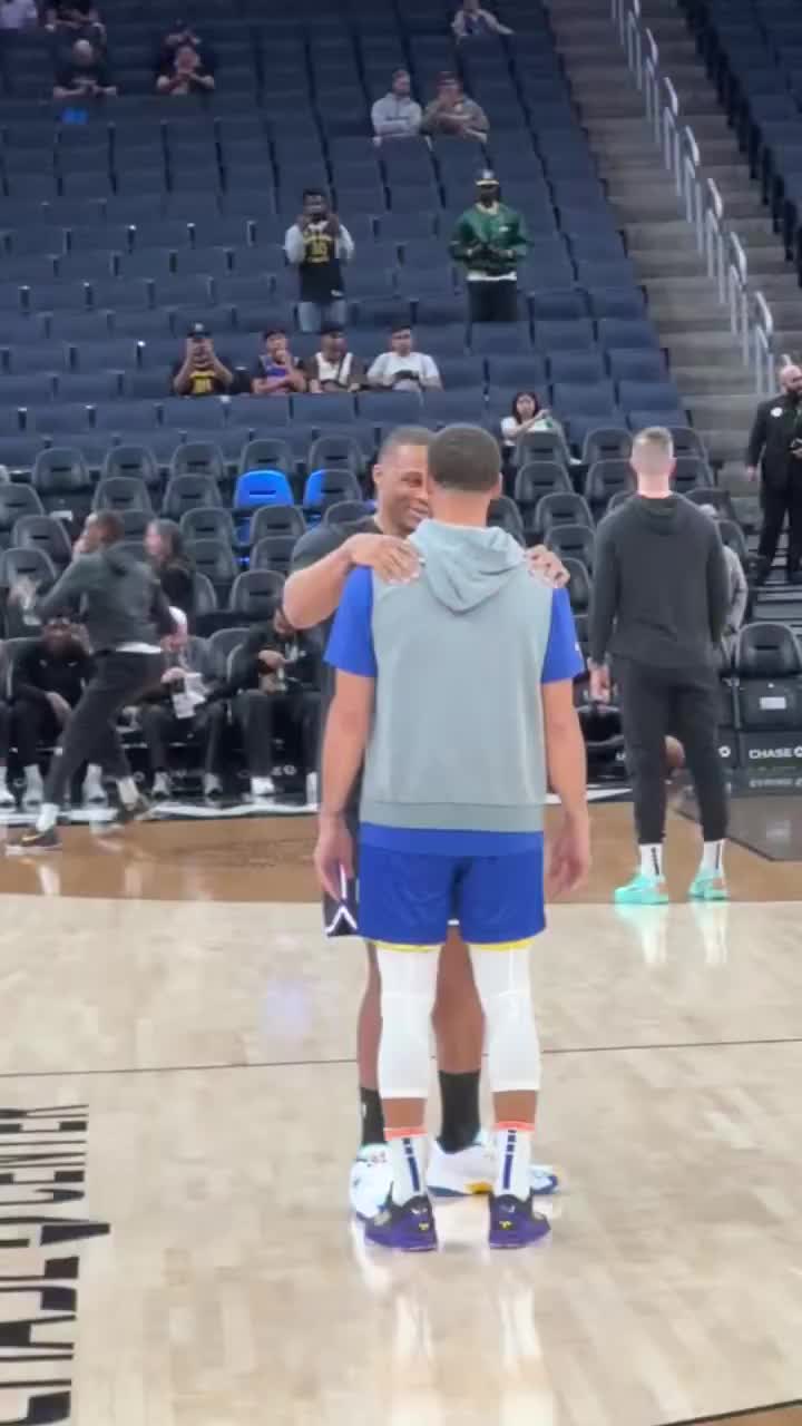 [推荐]老相识啦库里赛前和威少、德罗赞开心聊天+互动~