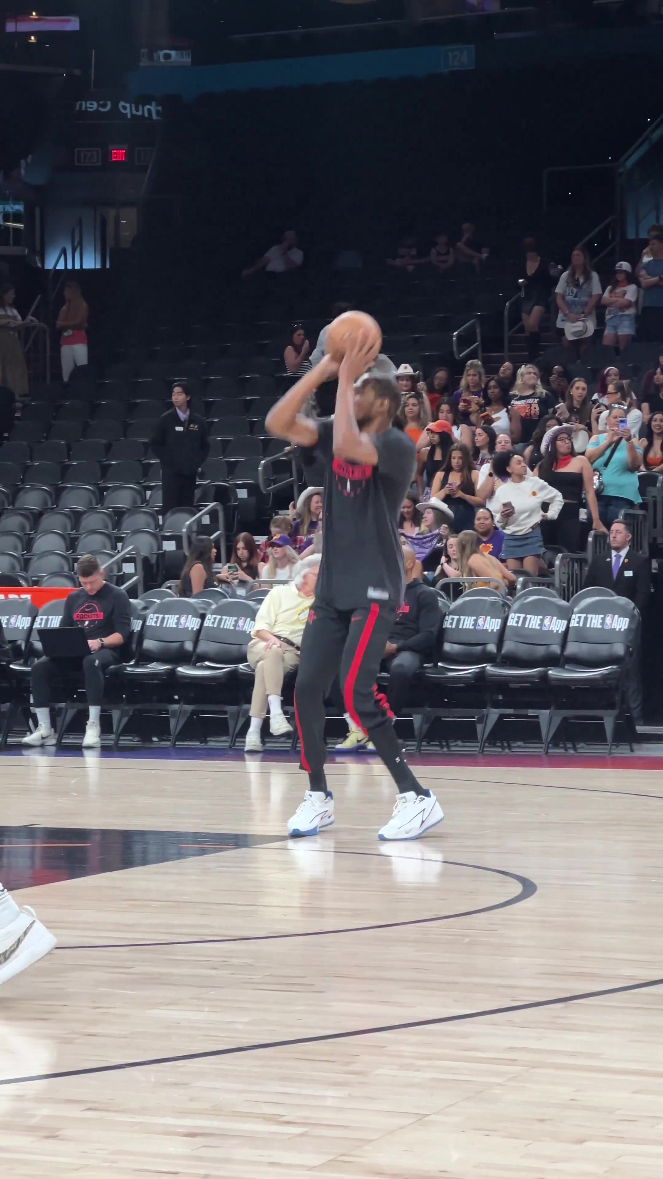 【球迷热播】交易后首次回到菲尼克斯杜兰特赛前热身猛练中投~