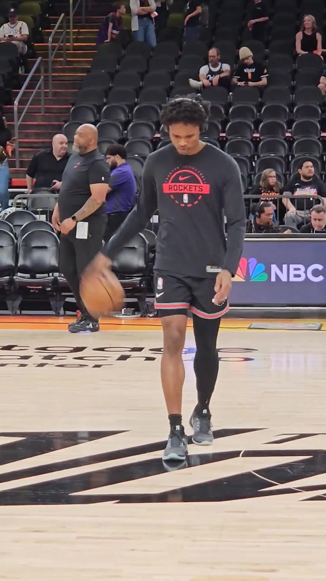 【今日精彩】今天你防杰伦·格林？阿门赛前热身戴着耳机~惬意运