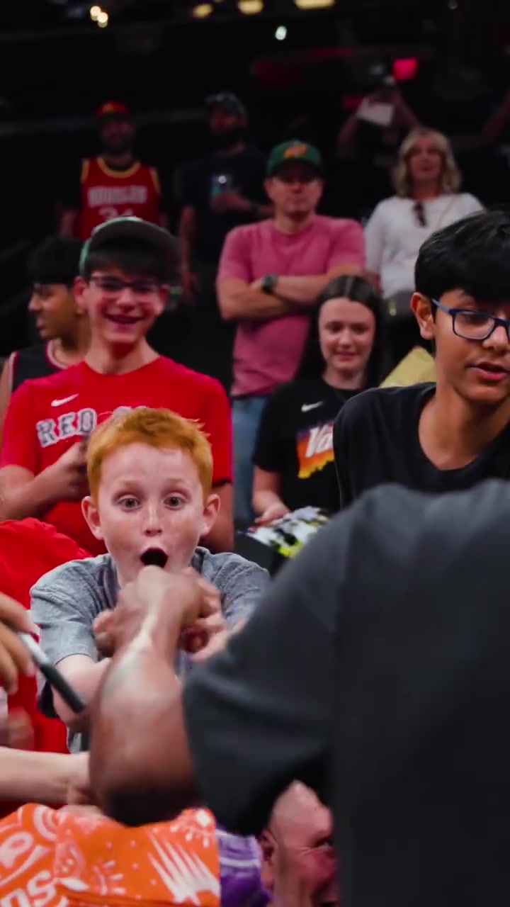 【体育头条】这可是历史级别巨星啊！获得杜兰特签名的小迷球迷很