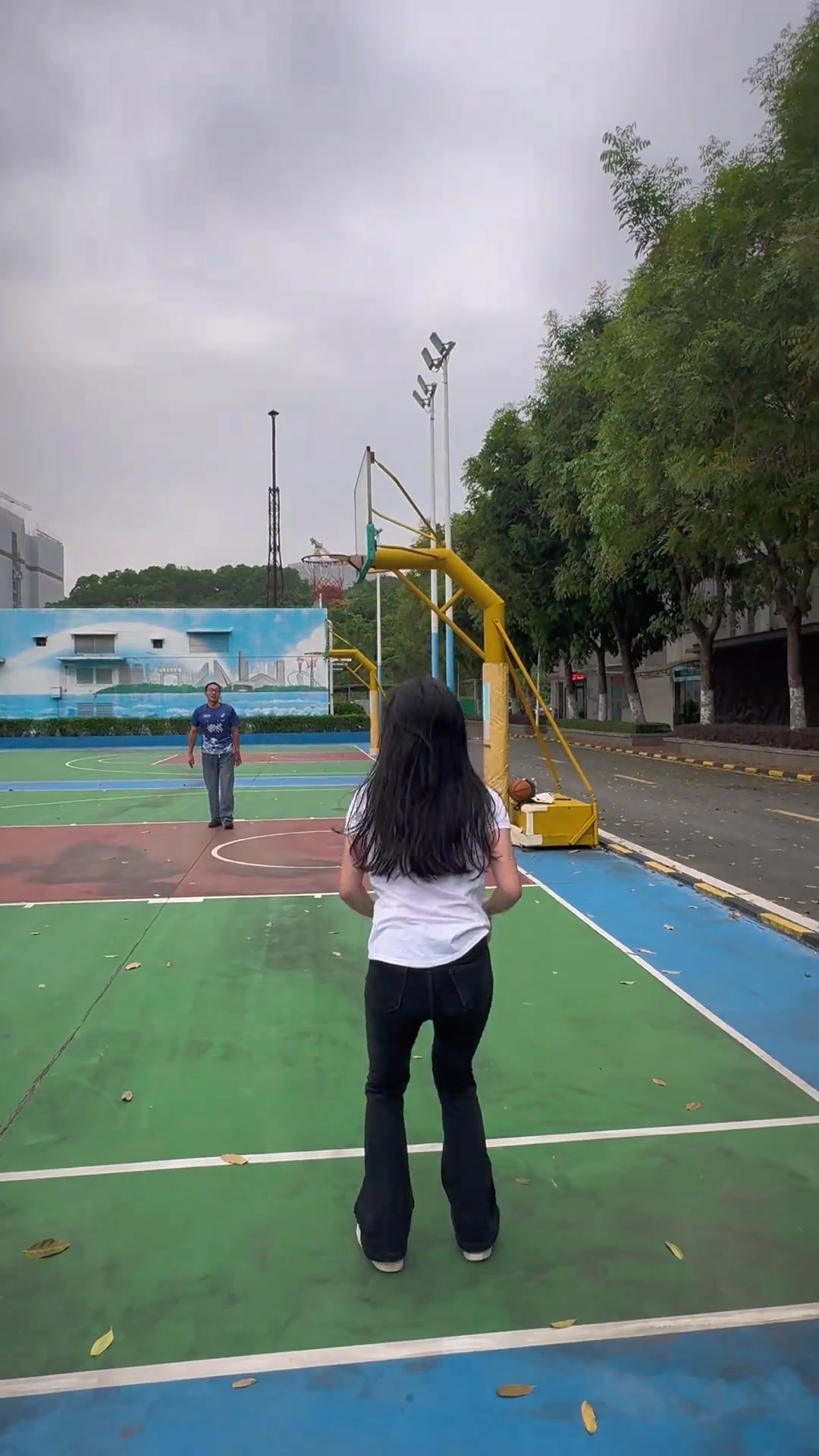 [今日高能剪辑]多少男士自叹不如！篮球网红小姐姐王露已练成垫