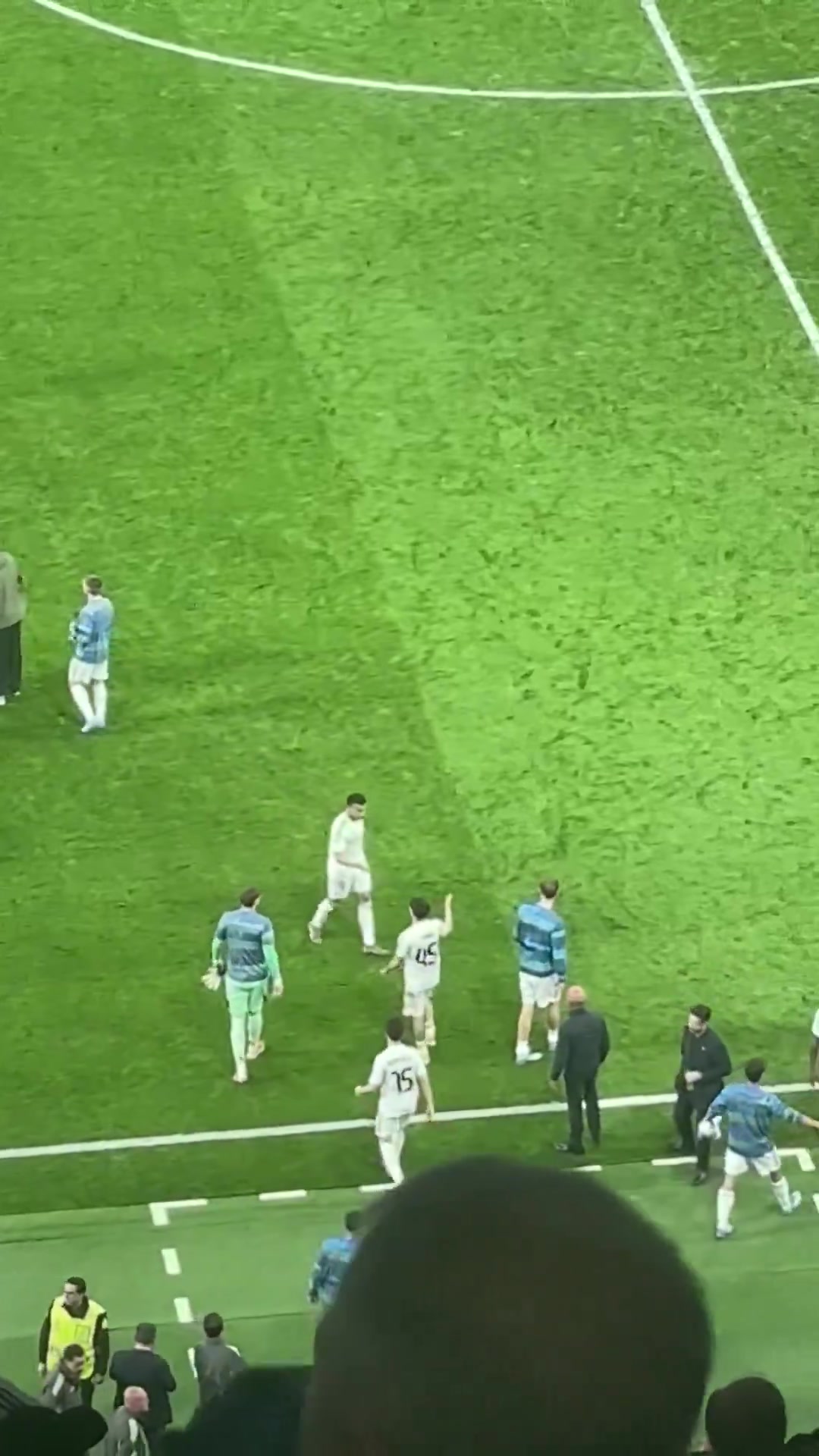 [集锦]实拍：姆巴佩赛后与队友、教练寒暄后，径直走回更衣室