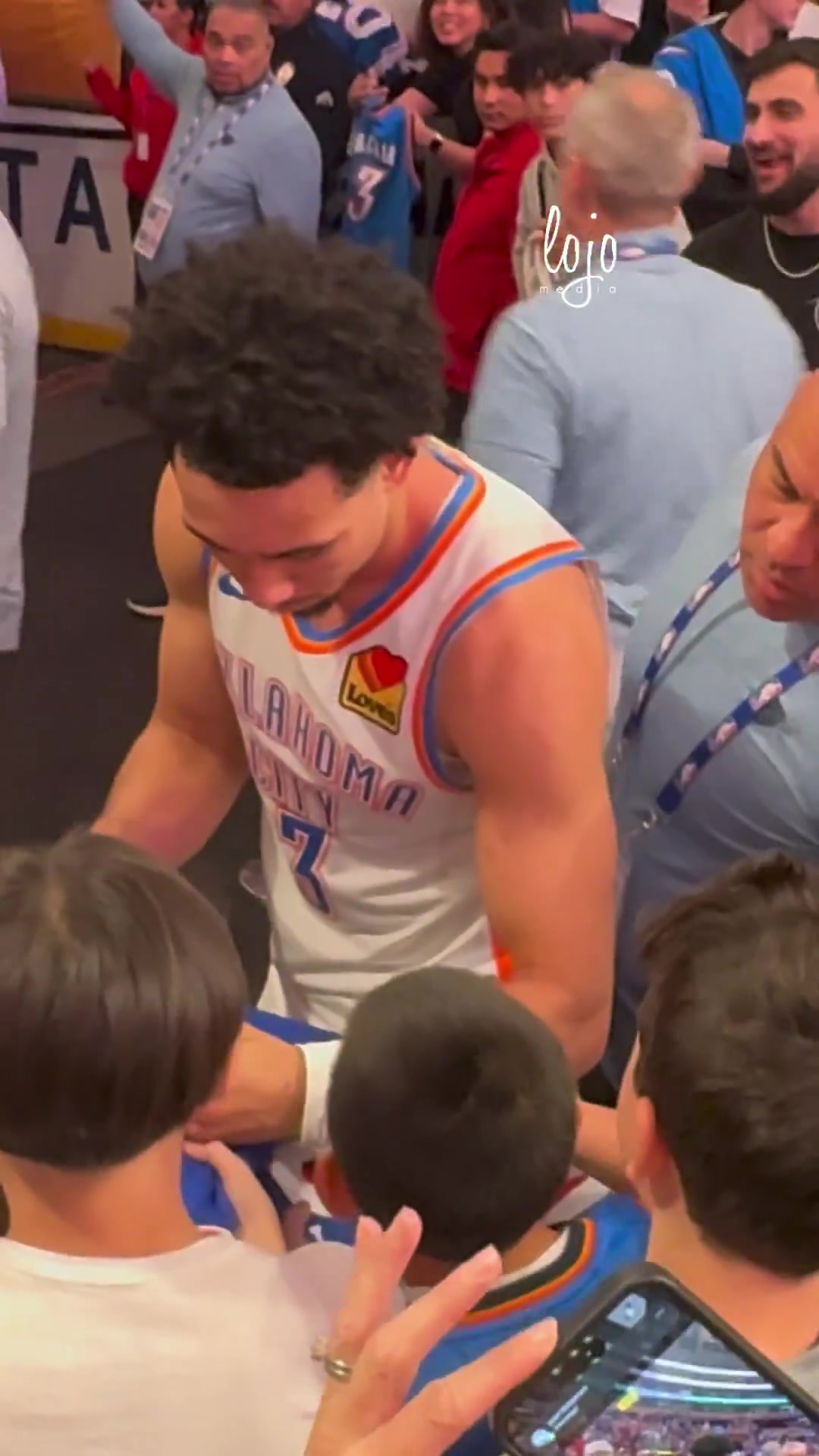 [球迷看点]大网红魔仙哥☺️麦凯恩在湖人主场也有很多球迷带球