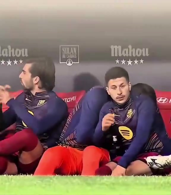 [视频]什琴斯尼想吃甜点，他让巴尔德吉帮遮住嘴，还把包装纸扔椅子底下