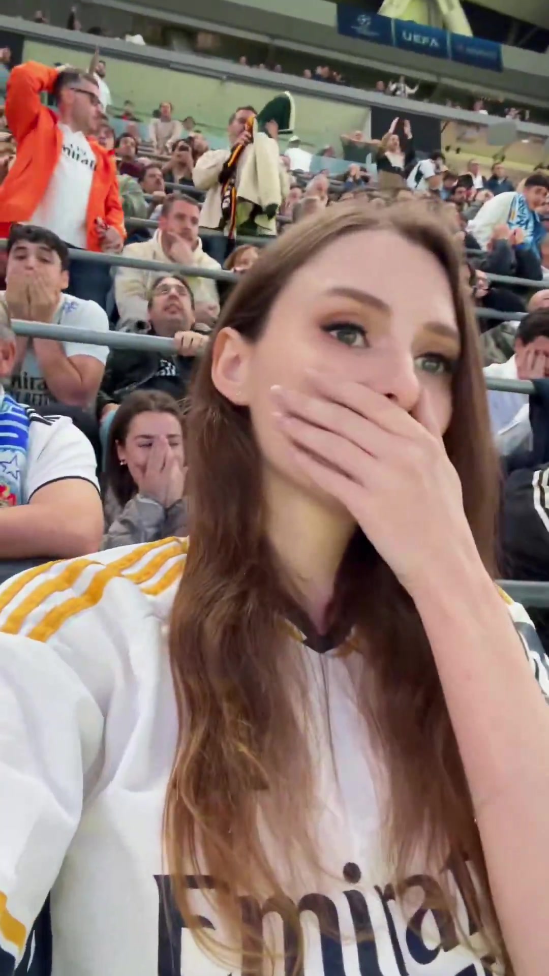 [西甲]现场实拍维尼修斯错失大单刀，场边的美女球迷惊呆了