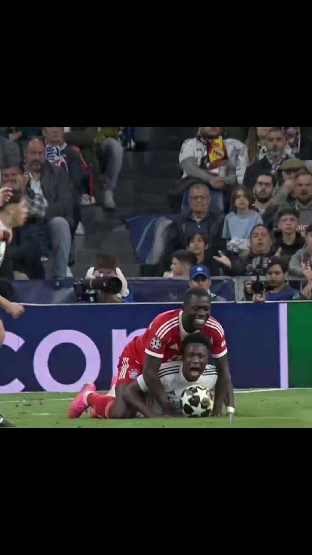 [皇家马德里]于帕梅卡诺趴在维尼修斯身上时咧嘴大笑，下方的维