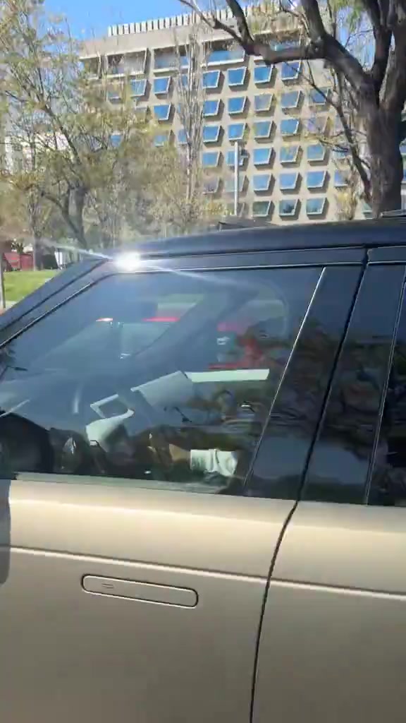 【今日视频】逃不掉的拉什福德！驾车被巴萨粉丝围堵，驾车离开都