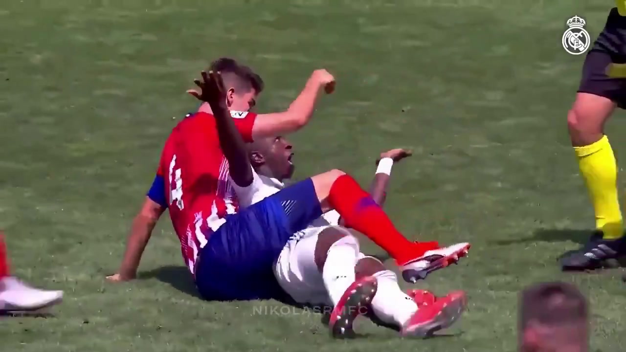 [精彩剪辑]咬头？！18岁维尼修斯被马竞青训咬头后直接暴走，这下得去嘴啊