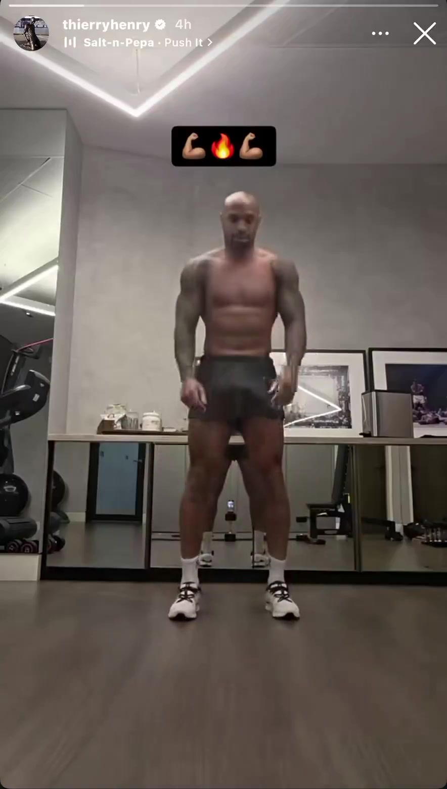 【体育视频】型男！亨利硬核波比跳大秀腹肌，这状态确定不复出踢两年？