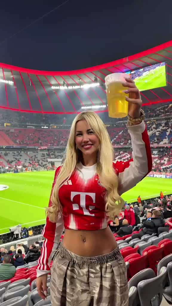 [火热片段]什么水平？拜仁女球⚾迷在比赛现场表演了一招绝技