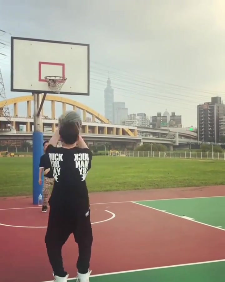 [篮球]杜哥也是不容易哈！此前周杰伦秀投篮准度 罚球线10投连中