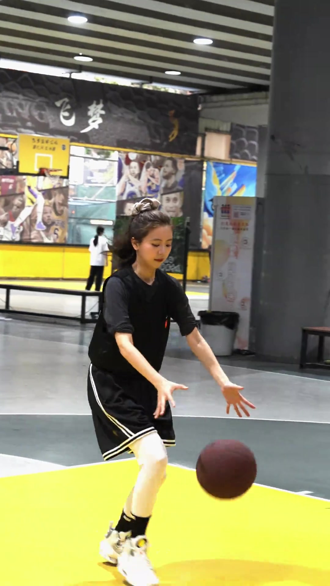 【推荐】学的还挺快！小姐姐晒初学三步上篮配文：窝是篮球天才美