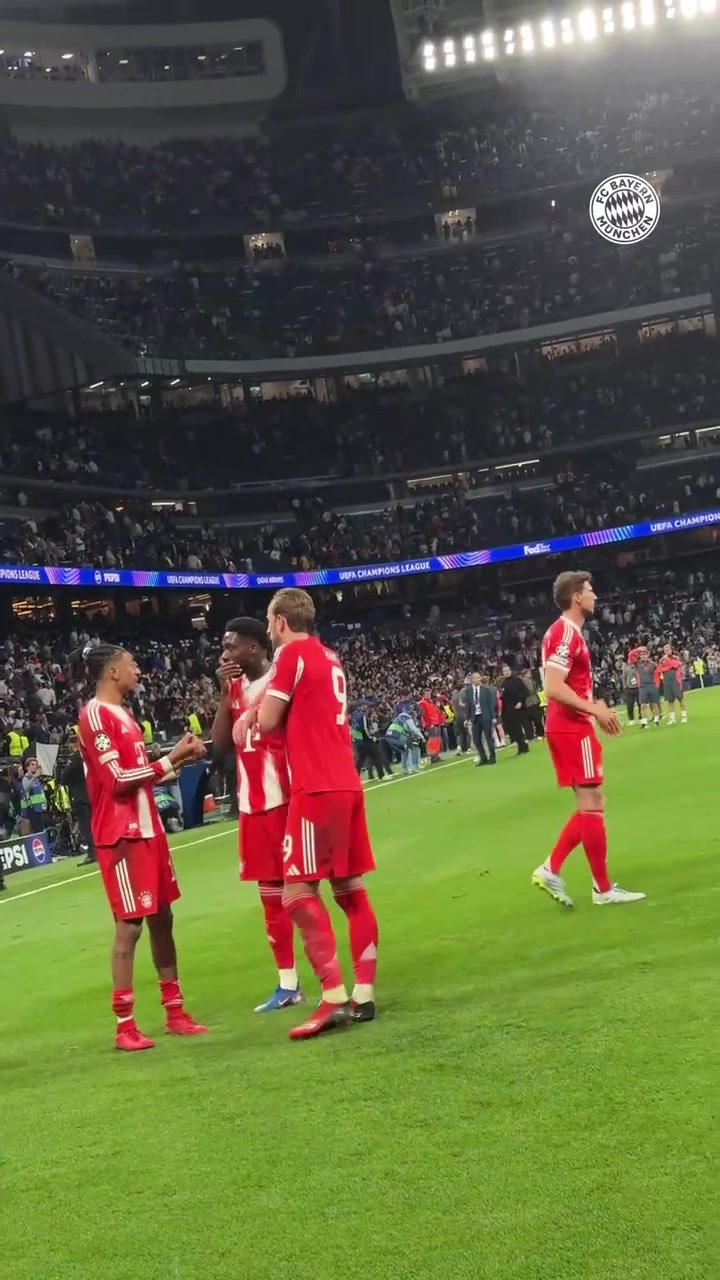 [精彩剪辑]大局未定！现场直拍：拜仁球员赛后复盘比赛！