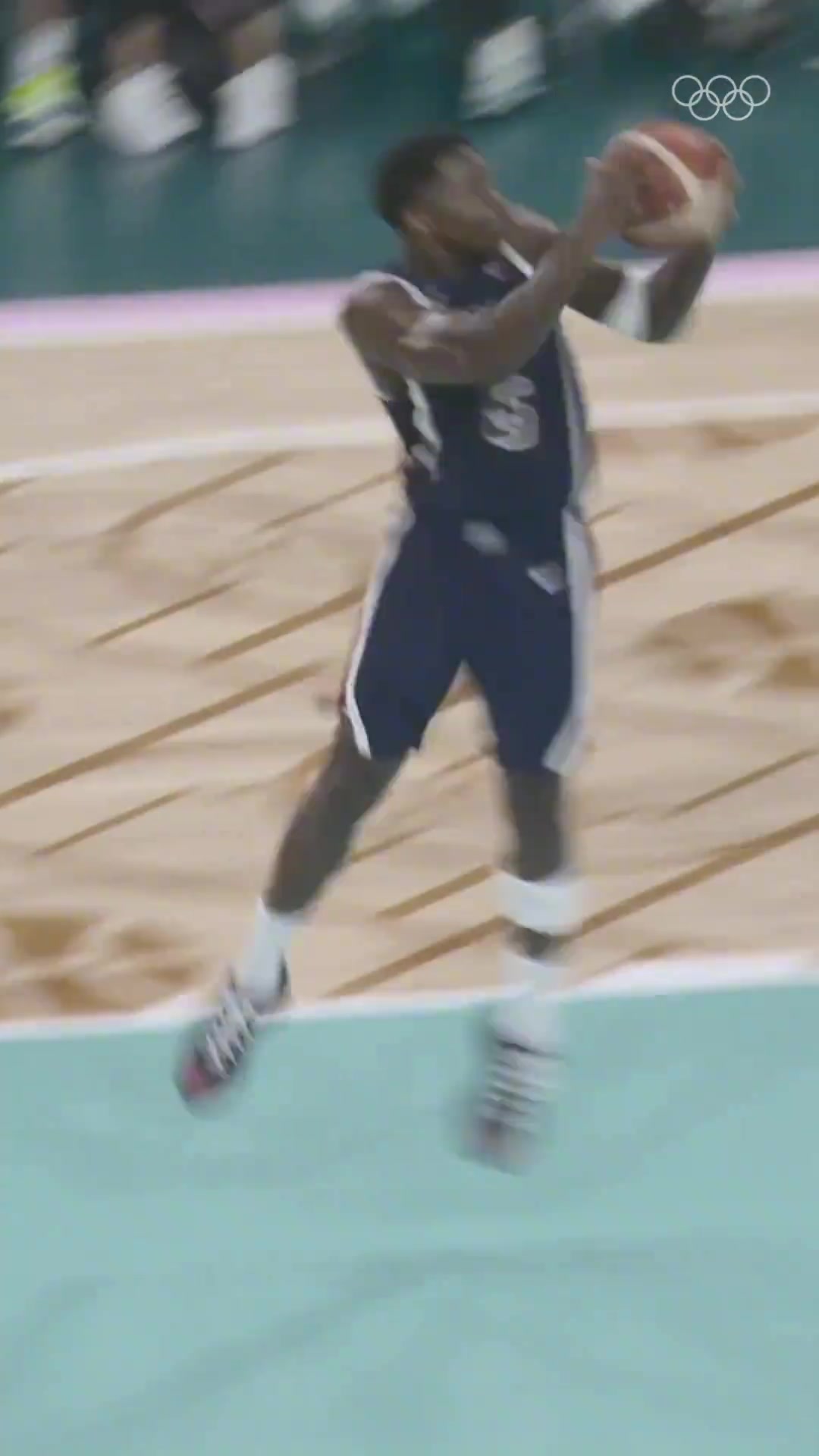 【你怎么看？】抡得真舒展！欣赏爱德华兹在2024年巴黎奥运会