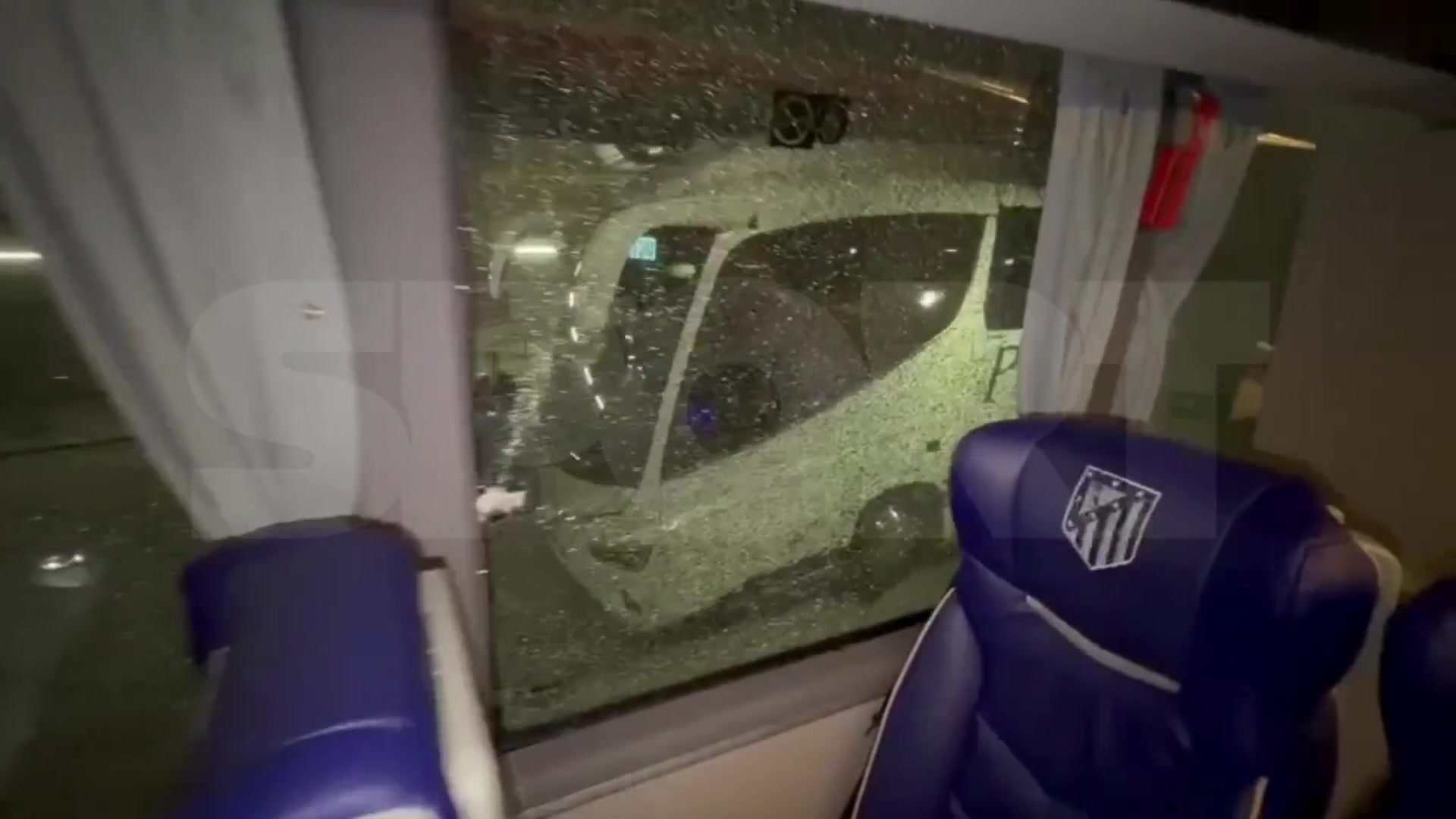 [实况精华剪辑]赛前马竞大巴玻璃被巴萨球迷砸碎