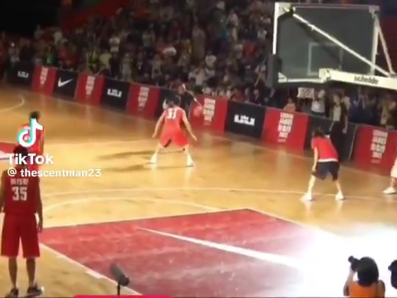 有点尴尬！老詹早年和球迷打球，竟然被直接生断了