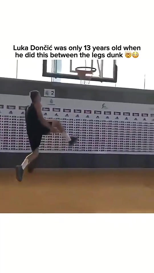 那时还很瘦！东契奇在13岁时还能胯下换手暴扣，现在估计难了