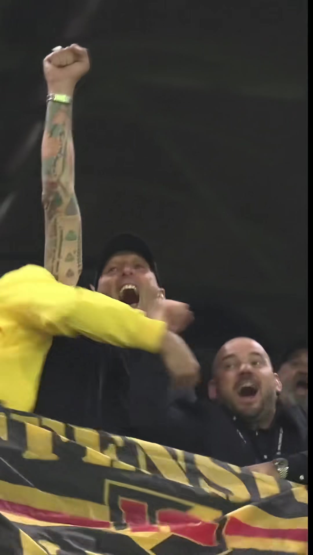 一日蓝黑，终生蓝黑！这个镜头让多少蓝黑拥趸泪目❤