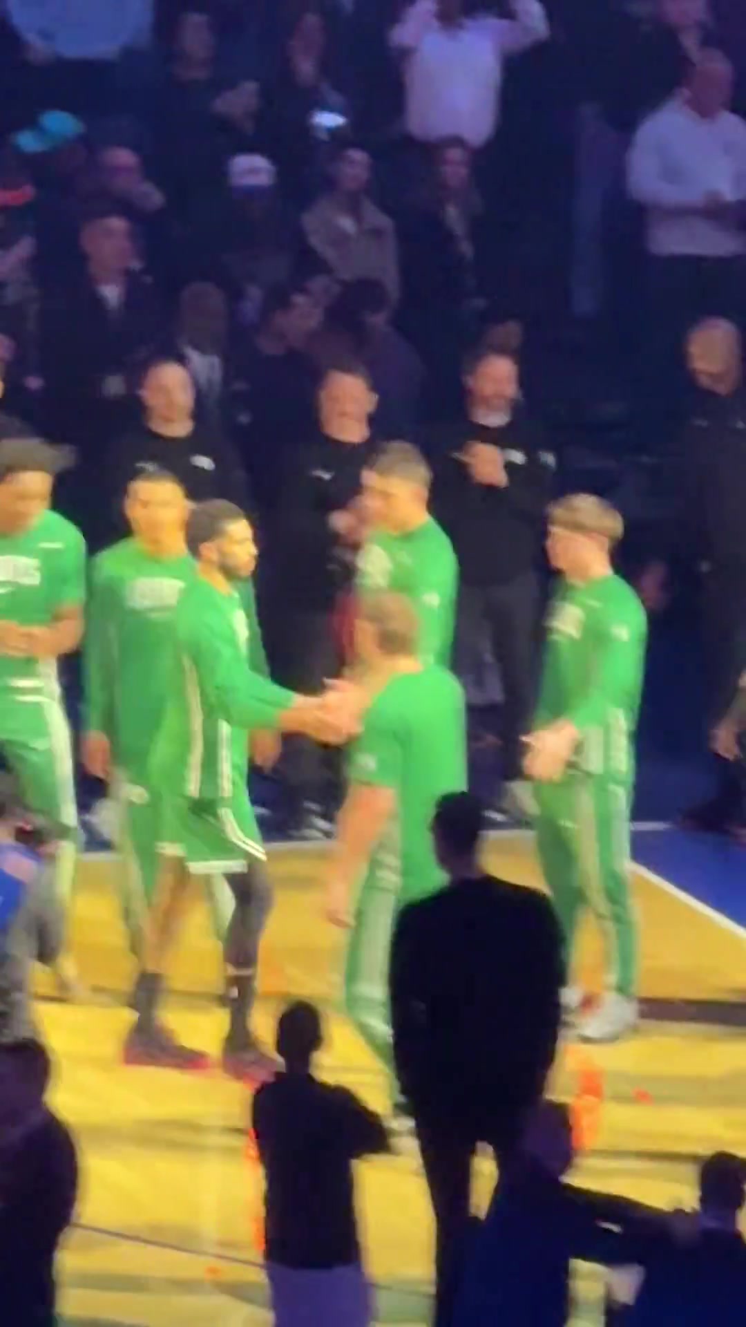 [今日球员视频]之前就是在这个球场受伤的塔图姆入场，现场球迷送掌声鼓励！