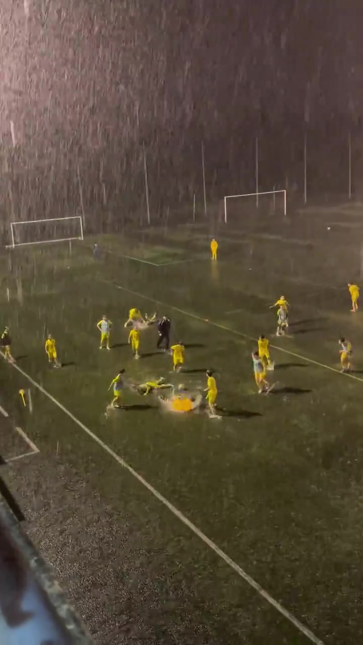 [推荐视频]这种条件还能踢球，我是真佩服了