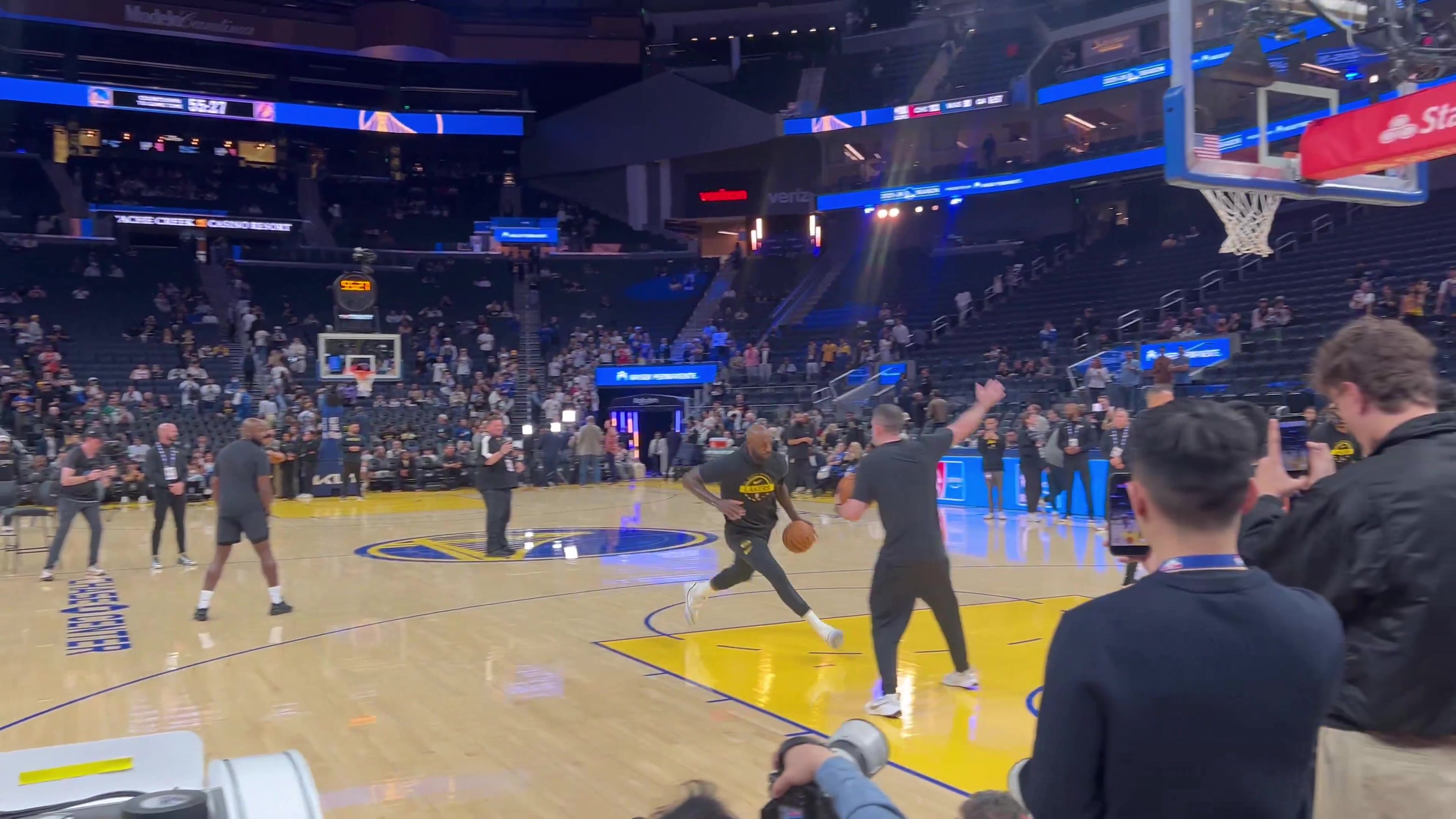 【球迷看点】詹姆斯赛前热身玩滑翔暴扣这是四旬老汉该有的状态？