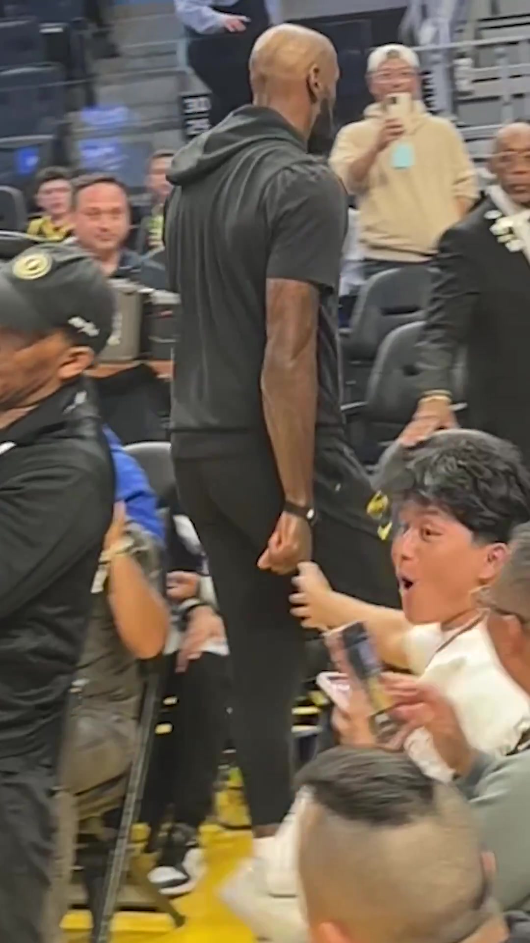 【今日场面回放】这就是顶流老詹和球迷击掌后，球迷疯狂到吼叫⚾