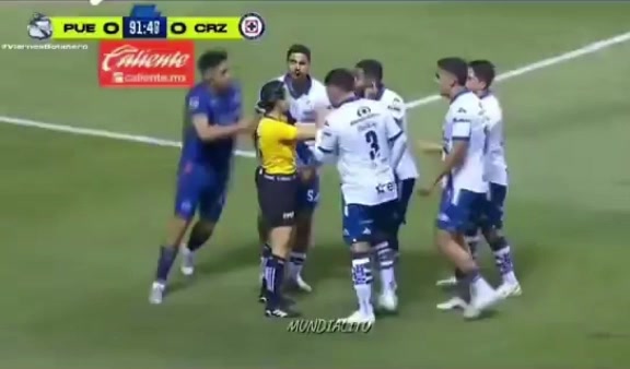 【推荐】面对一群男球员人的围攻,女裁判也是丝毫不怵 【推荐】面对一群男球员人的围攻,女裁判也是丝毫不怵