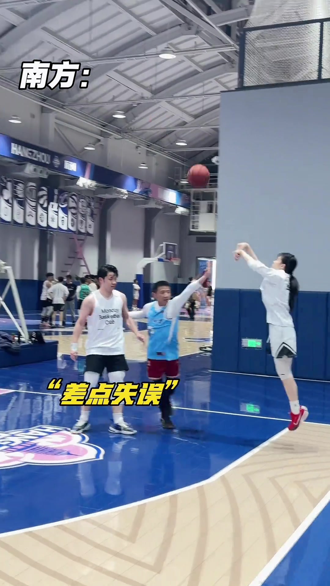 【精彩剪辑】有点强！这位女生在全场5v5实战中飚下56分！