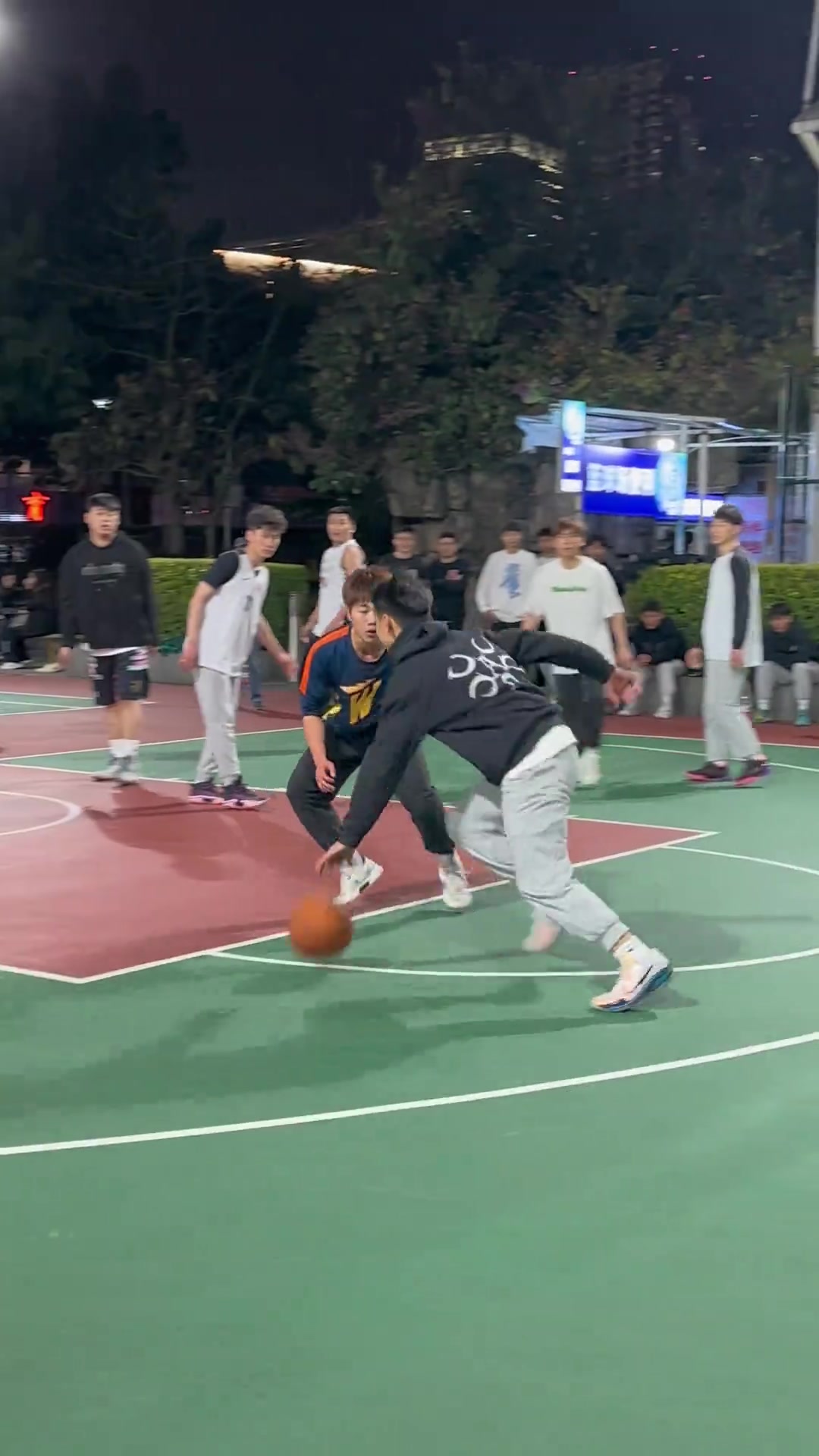 【值得一看】这小子最精了！ 一个上篮假动作骗六个核桃吃