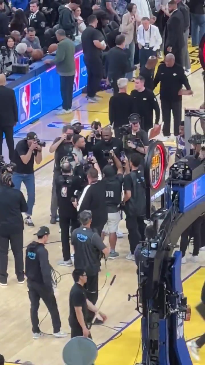 【球迷看点】❤️库里赛后与詹姆斯、布朗尼、雷迪克拥抱互动~