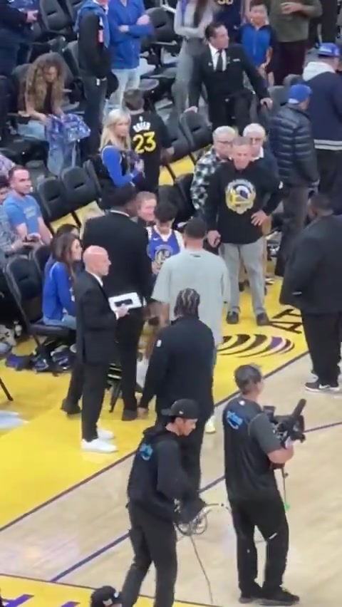 [你怎么看？]你还会回头望月！库里旋转跳跃突然停下来 给一位