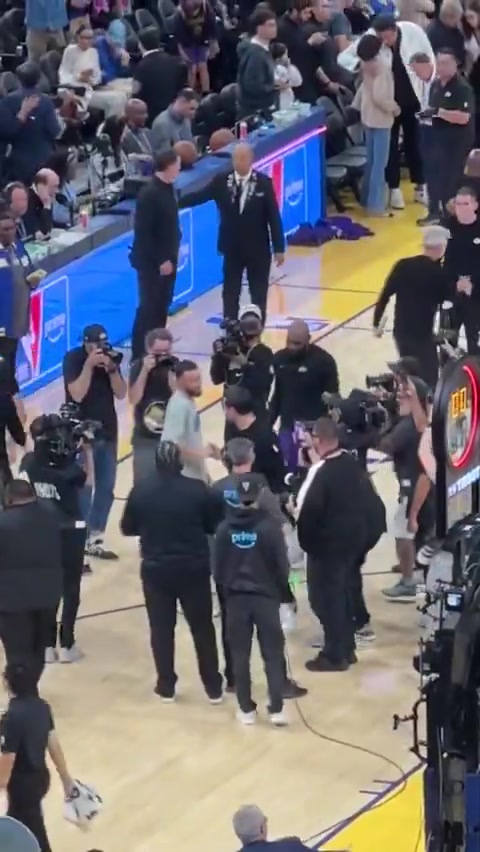 [球迷看点]记者真多！库里赛后与雷迪克、詹姆斯、布朗尼交谈表