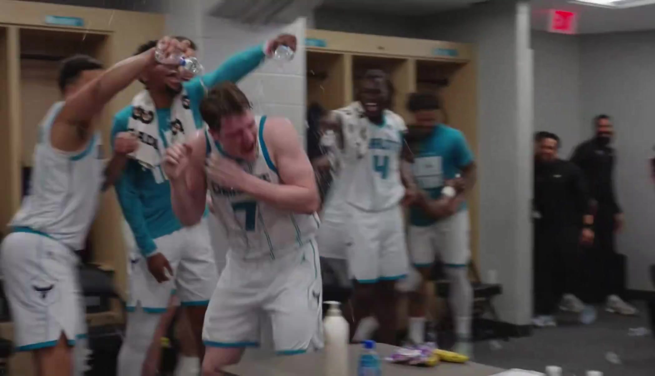 [视频/集锦]差点玩脱了黄蜂全队庆祝，三球险些连桶带水砸克尼佩尔头上！