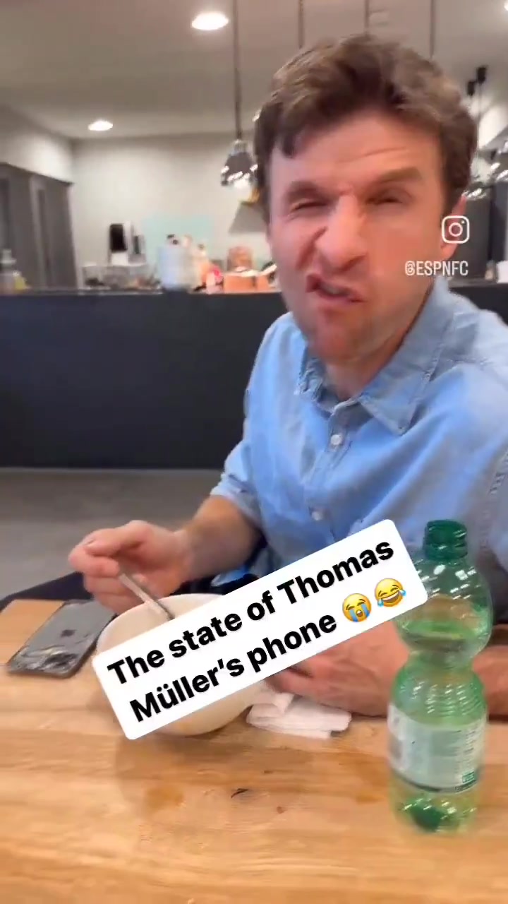 [推荐视频]勤俭持家！穆勒用着战损版手机也没换