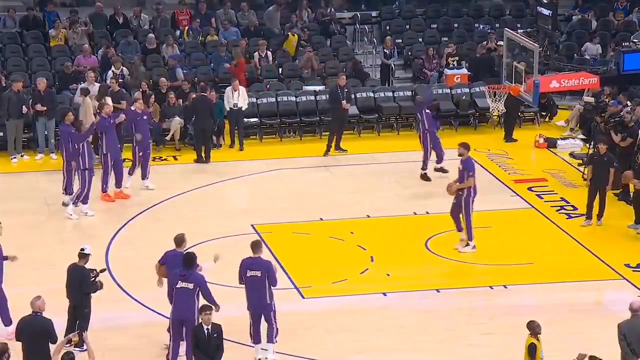 【体育头条】湖人赛前抛球仪式确实挺有意思，科尔也看得津津有味