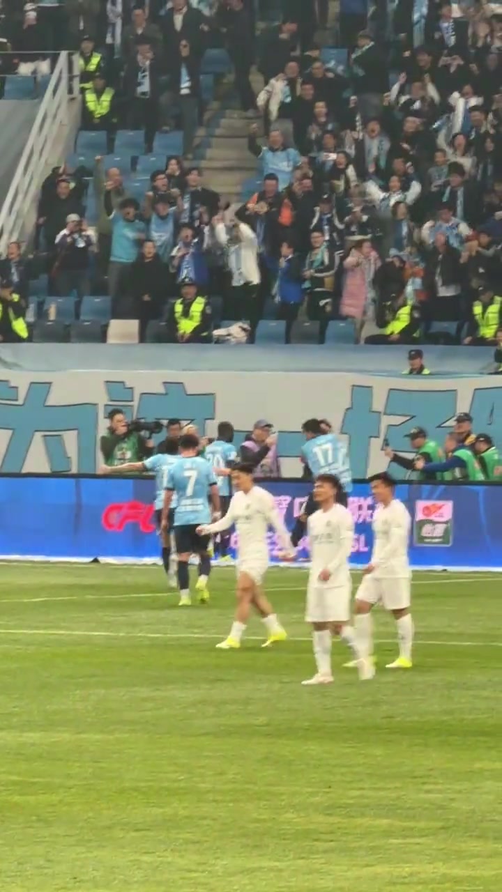 毛伟杰进球后现场的大连球迷：我X！太牛逼了！