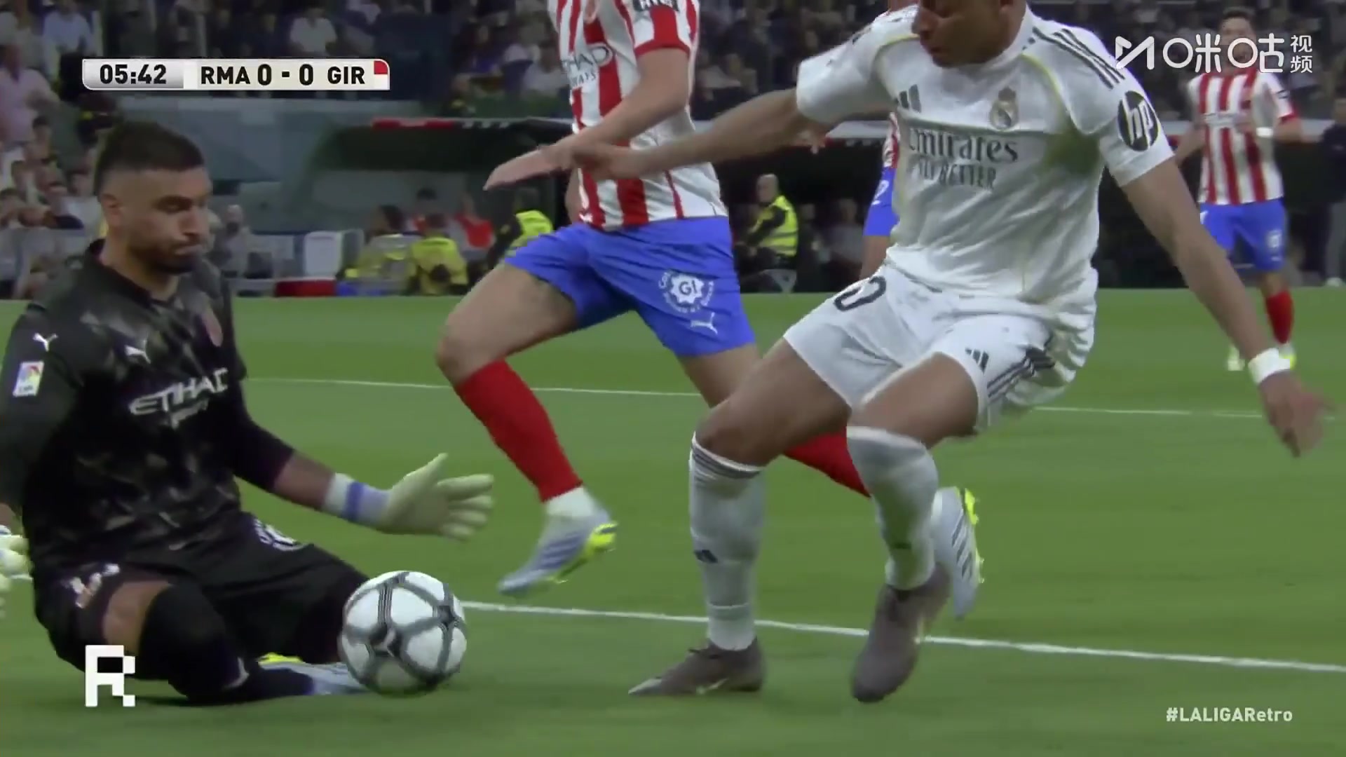 可惜！卡马温加送长传，姆巴佩前插停球稍大被门将出击解围！